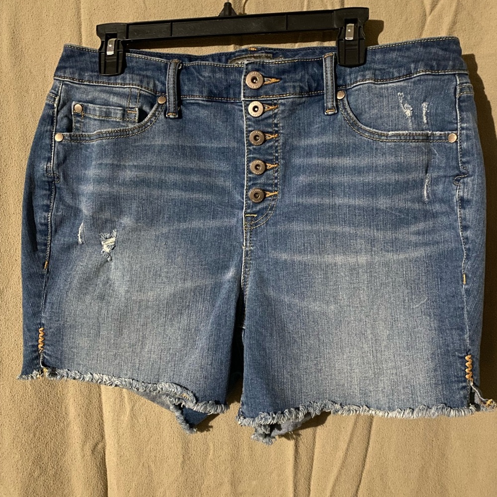 Torrid Denim Blue 5 button Women's Shorts. Size 16. EUC